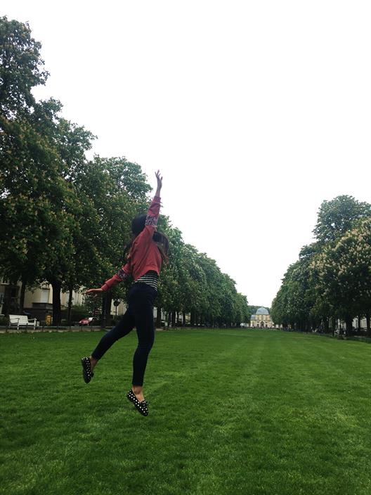 Ran Zhao's photo "Flying" shows a young woman leaping up in front of the Poppelsdorfer Schloss in Bonn.